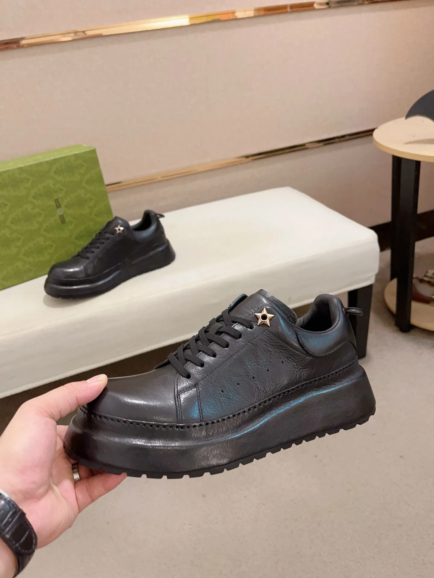 Men's shoes 💰: 680💰 Gucci (Gucci) new men's shoes, sold simultaneously on the official website, made from original orders, uppers made of first-layer cowhide, purely handmade craftsmanship 🌈 High-end first-layer genuine leather lining, original non-slip and wear-resistant outsole, fashionable and versatile, standard size .37-44. Can be customized 45-46